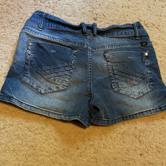 L.e.i. Lace up shorts. Like new condition⭐️ - Picture 2 of 3